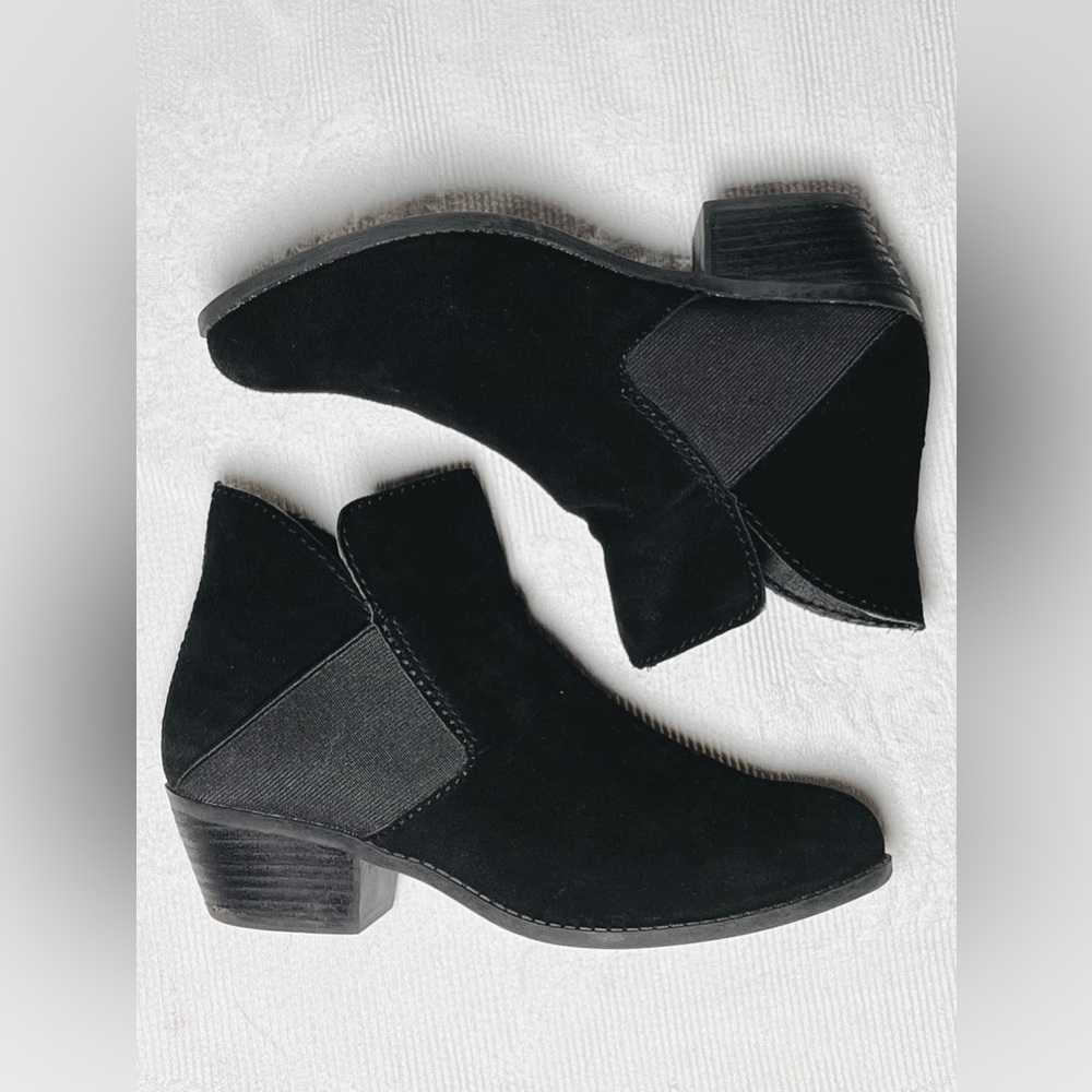 ME TOO Zoey Black Suede Ankle Boot
Size 7